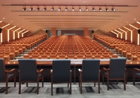 多用途廳堂：報告廳、多功能廳、禮堂、法庭、教堂等